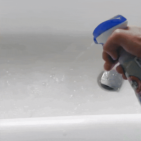 Cepillo giratorio pasando por las juntas de una superficie del baño