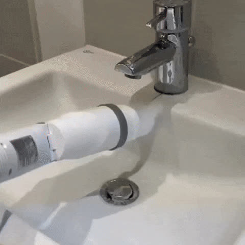 Lavabo del baño después de pasar la mopa eléctrica giratoria