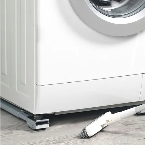 Escoba limpiando debajo de un electrodoméstico elevado por los soportes
